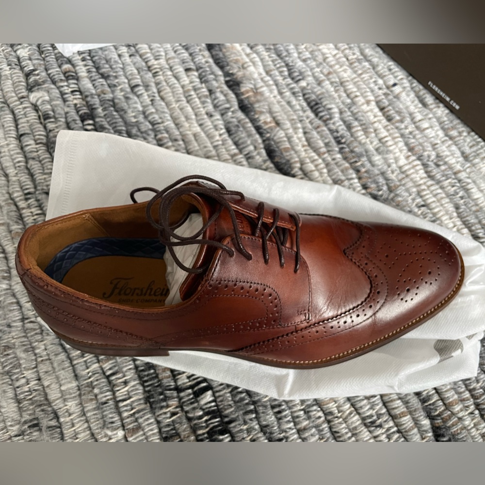 Florsheim wing tip oxford in brown size 9.5. Worn once.